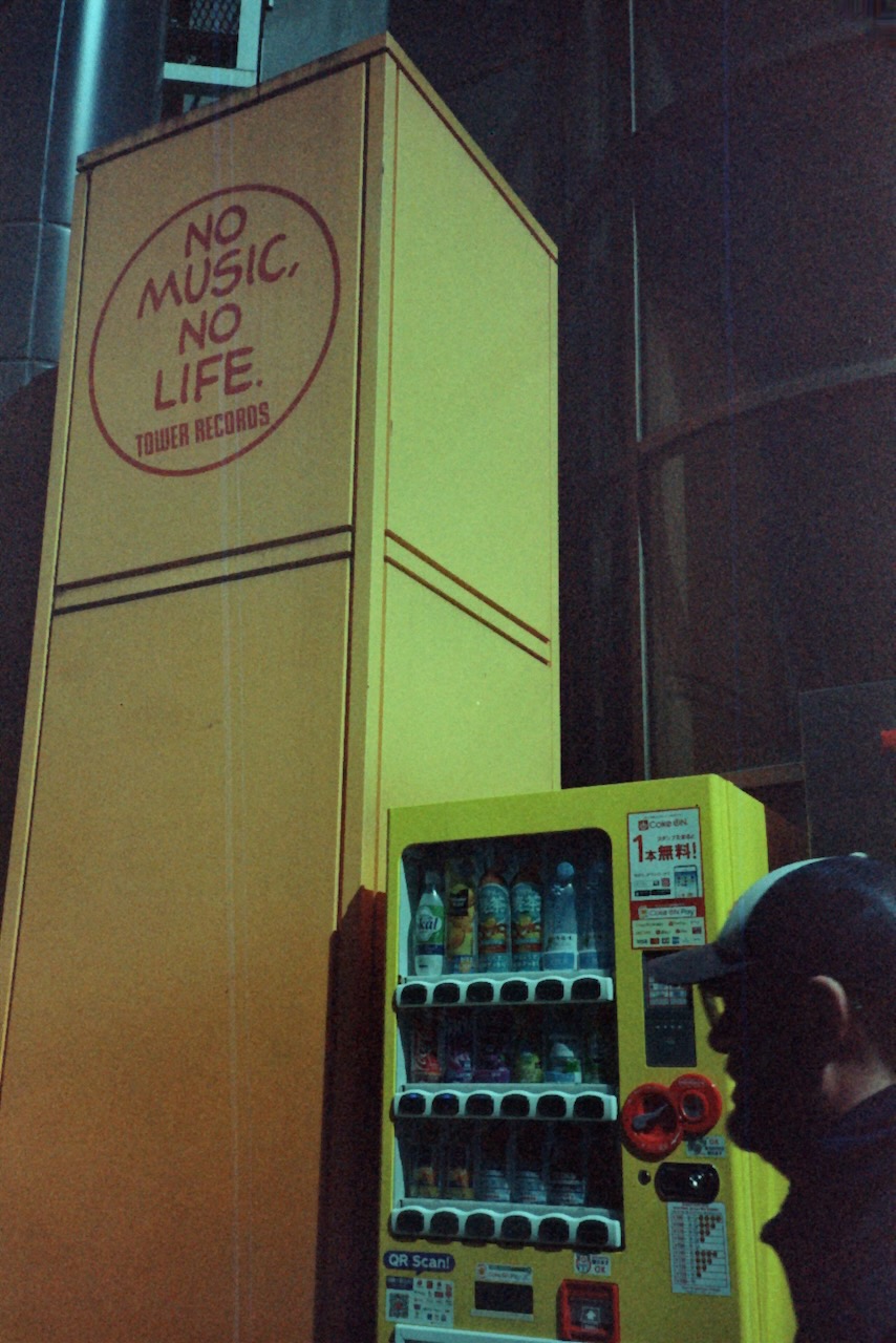 Getränkeautomat vor Tower Records neben Aufschrift: No Music No Life